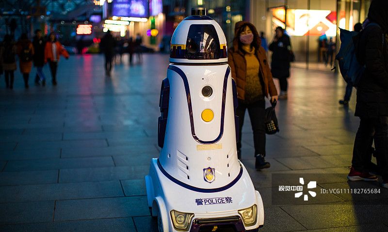 高科技助力市民安全机器人警察北京西单街头执勤