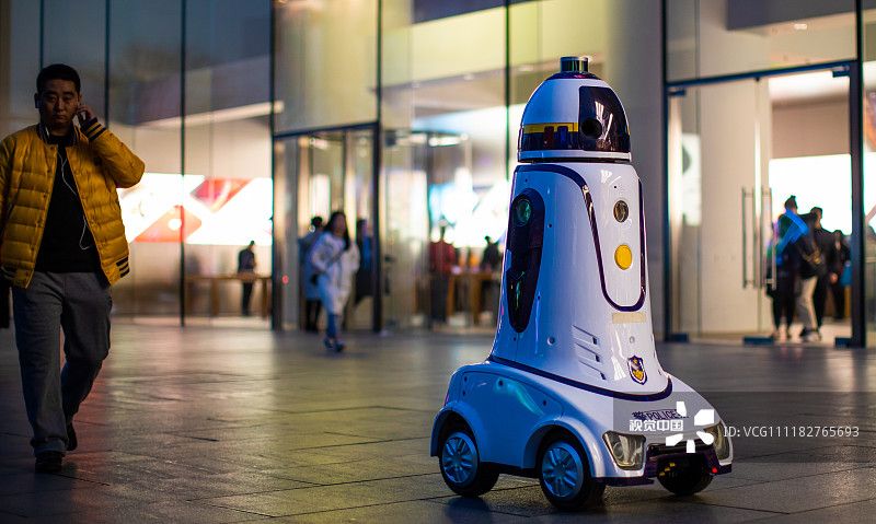 高科技助力市民安全机器人警察北京西单街头执勤