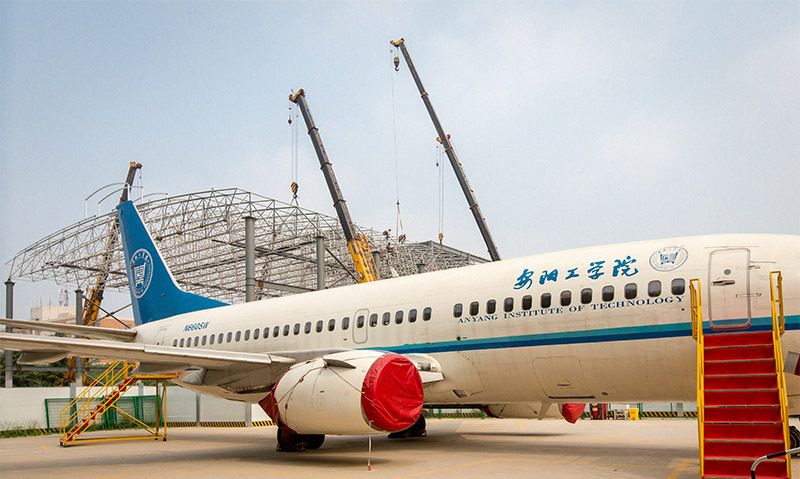 安阳工学院飞行实训中心80吨重的钢结构屋顶五机同时起吊