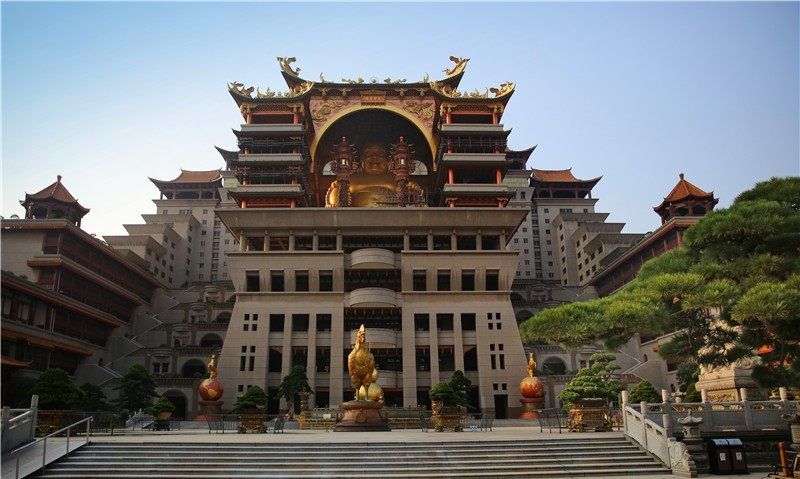 台商二十年三十亿打造云天宫,660顿铜佛像如何运六楼?