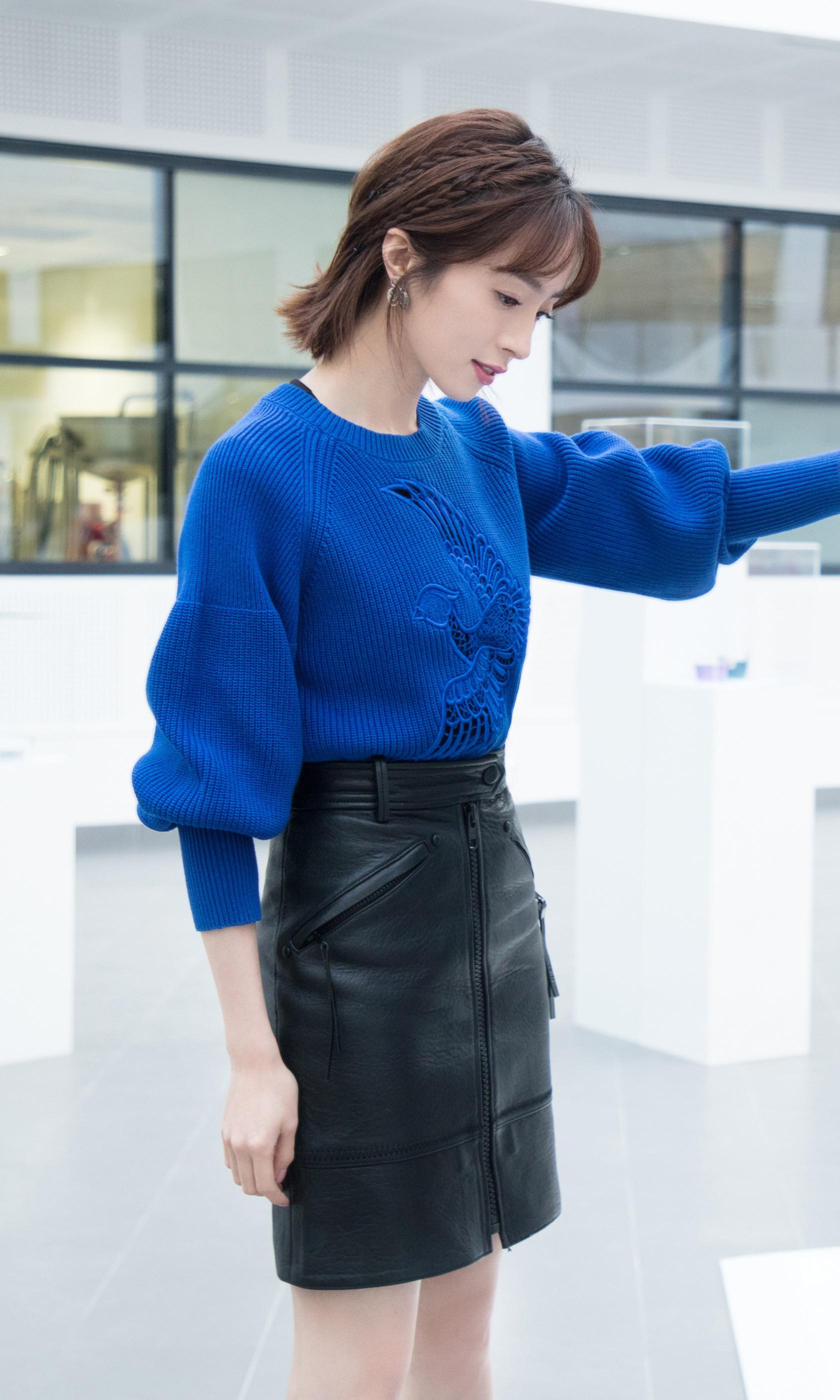 胡冰卿蓝色毛衣搭配黑色皮裙,靓丽时尚