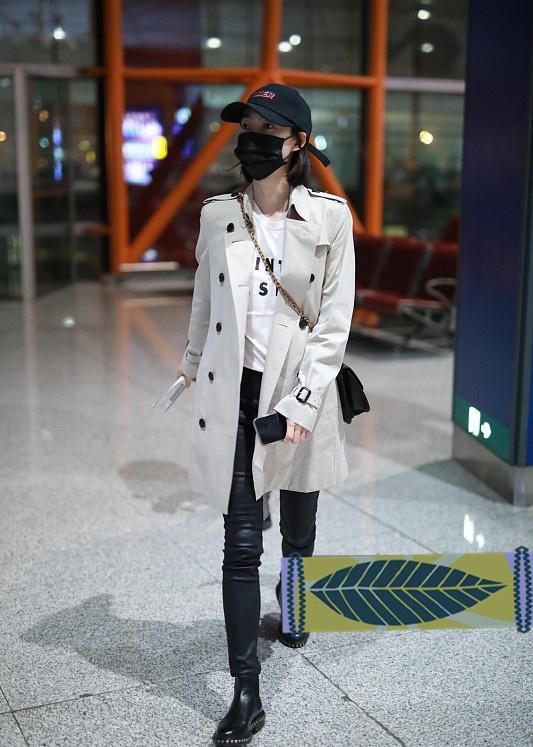 王丽坤风衣秀米白色风衣配皮裤简单朴素打扮就够美了