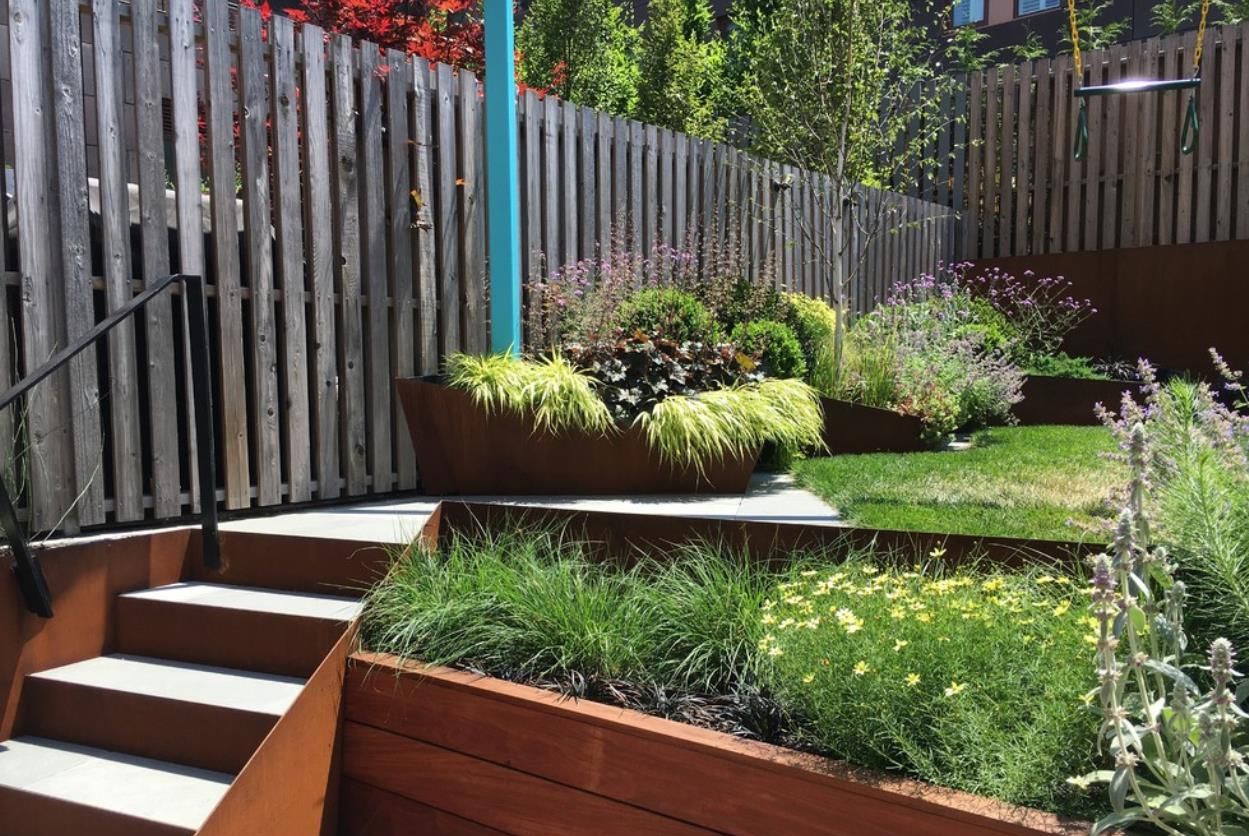 庭院设计:以不规则草坪为主题的长条形别墅洋房花园,很美很实用