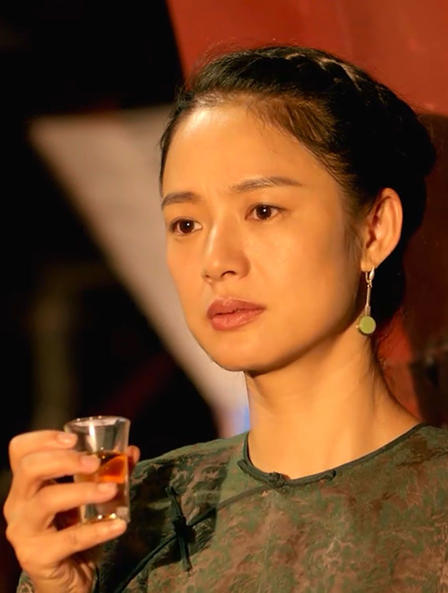 邪不压正中的周韵,被称为国民美人,人如其名,韵味十足!|姜文|大佬|导演|大气_新浪新闻