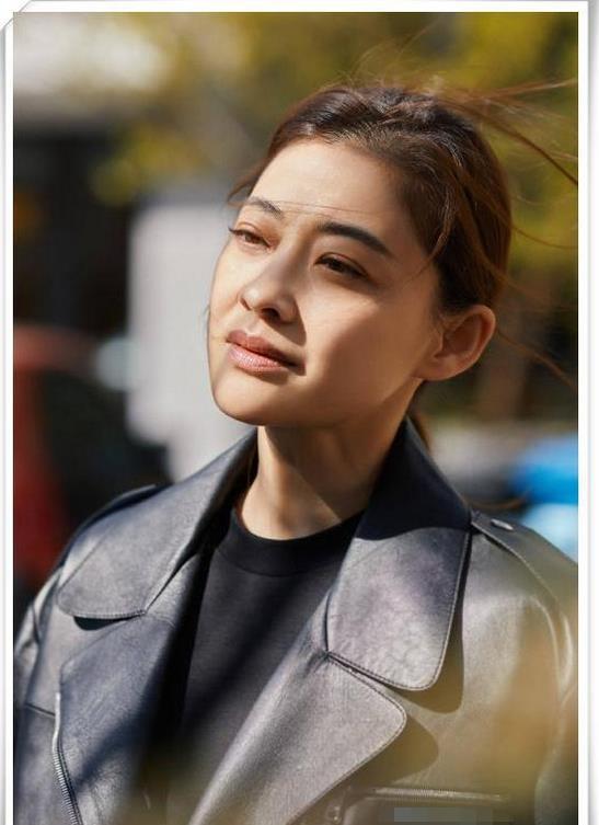 梅婷不打针不扮嫩,44岁穿皮衣配胶囊裙气质炸裂,大方脸太高级