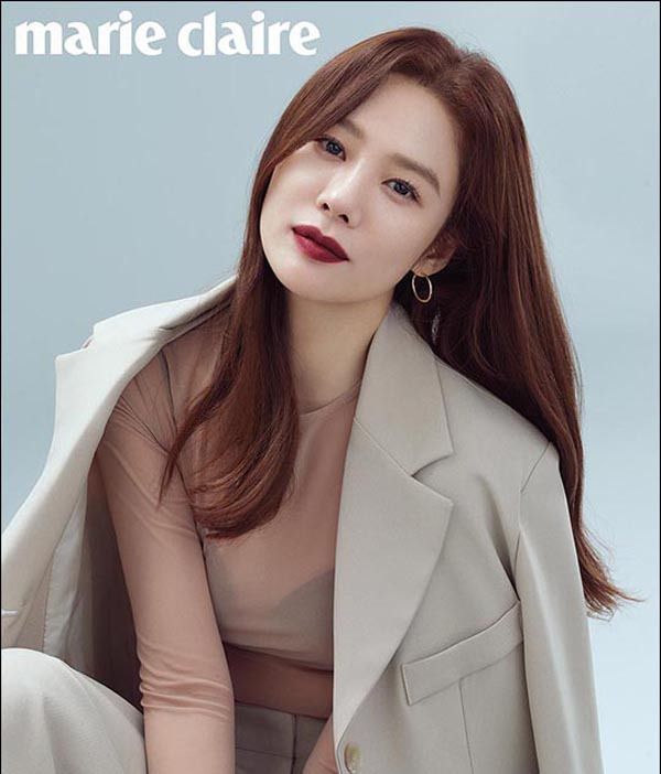 充满困惑之美的秋季女子,金贤珠登上10月号《vogue》韩国版