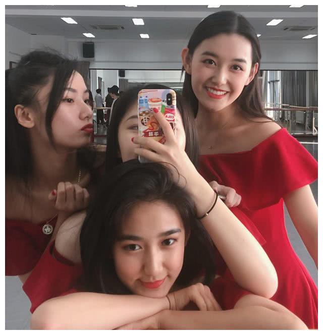 蒋依依说自己是"全班最普通"的,穿上红色舞蹈服合照,你信吗?