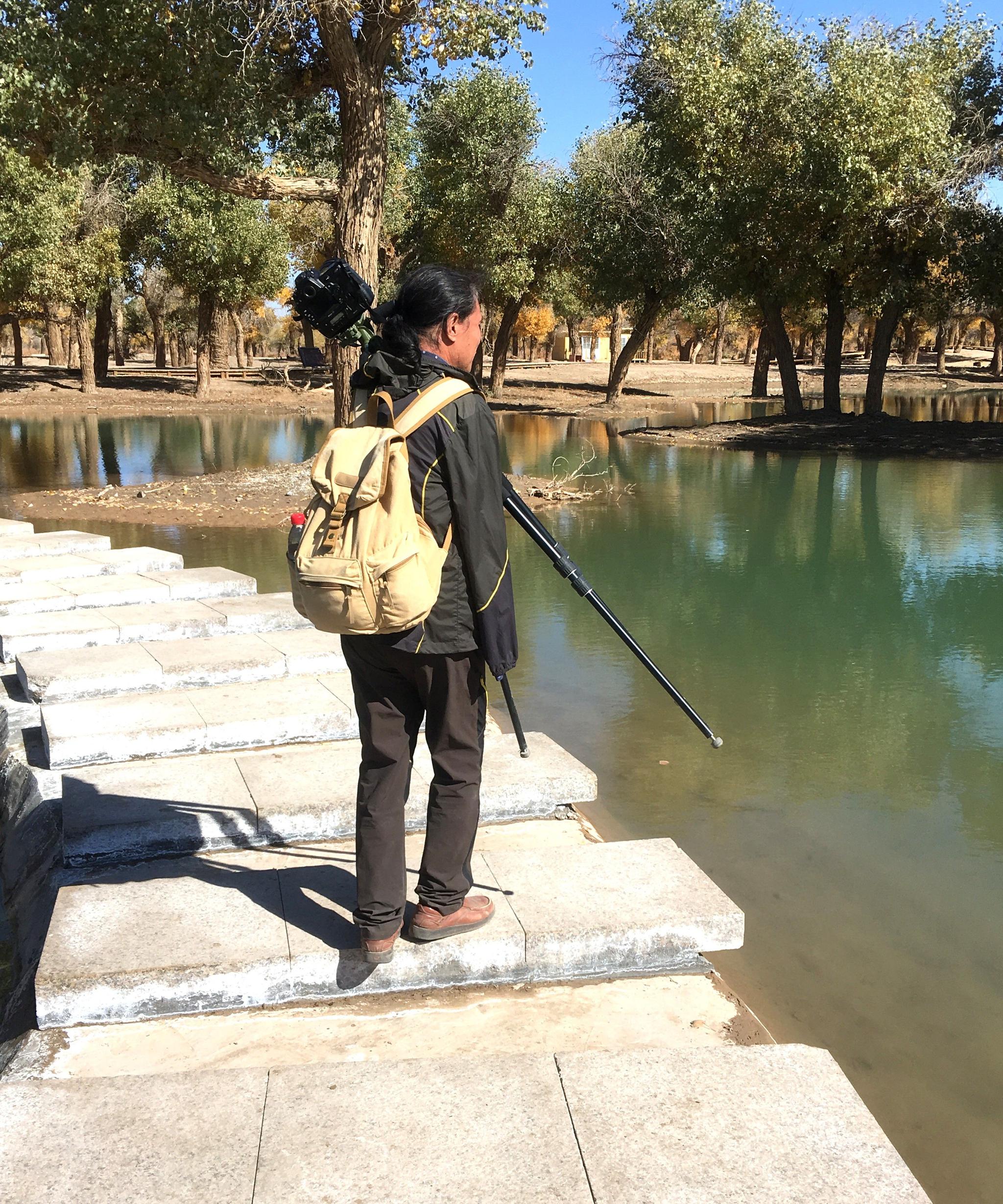 摄影师景区选景扛相机但不拍照,幕后的真相令人温暖又感动