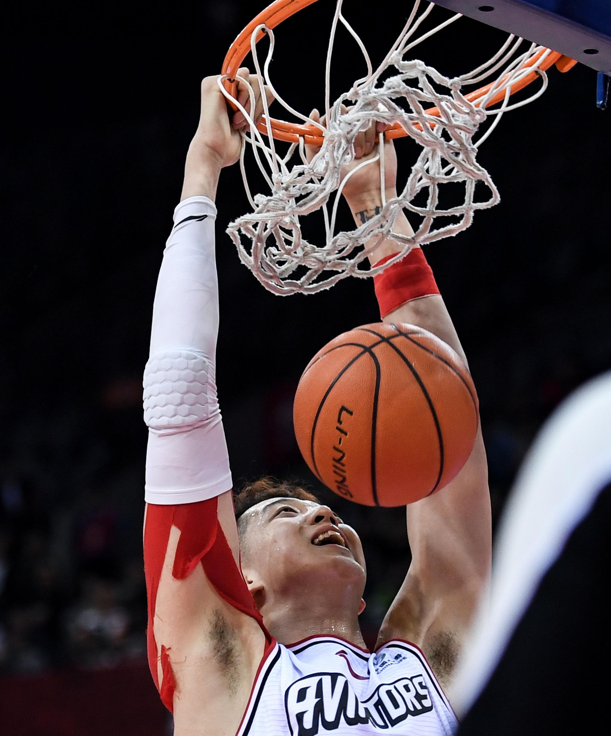 北京控股队球员王少杰(左一)在比赛中防守深圳马可波罗队球员贺希宁