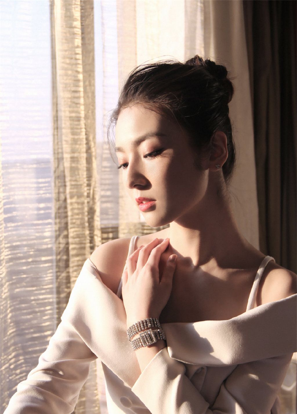 马瑞时尚写真,一字肩交叉翻领,优美的颈部线条,甜美的少女气息_高清