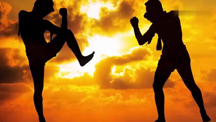 53岁的泰森向伊利亚斯-布莱德演示步伐,身法技术