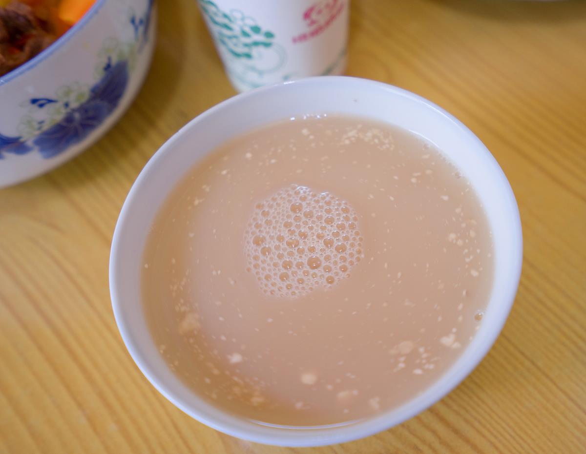 在新疆,内蒙点杯奶茶,口味竟然又咸又热,喝起来一点也不甜!