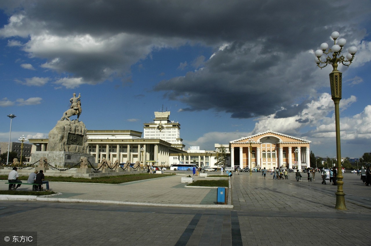 端坐在大会堂中央的巨大雕像是成吉思汗