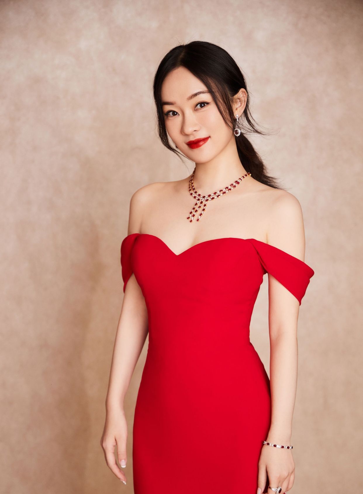 霍思燕身穿一袭红色一字肩拖尾礼服,优雅展露锁骨杀,魅力十足_高清