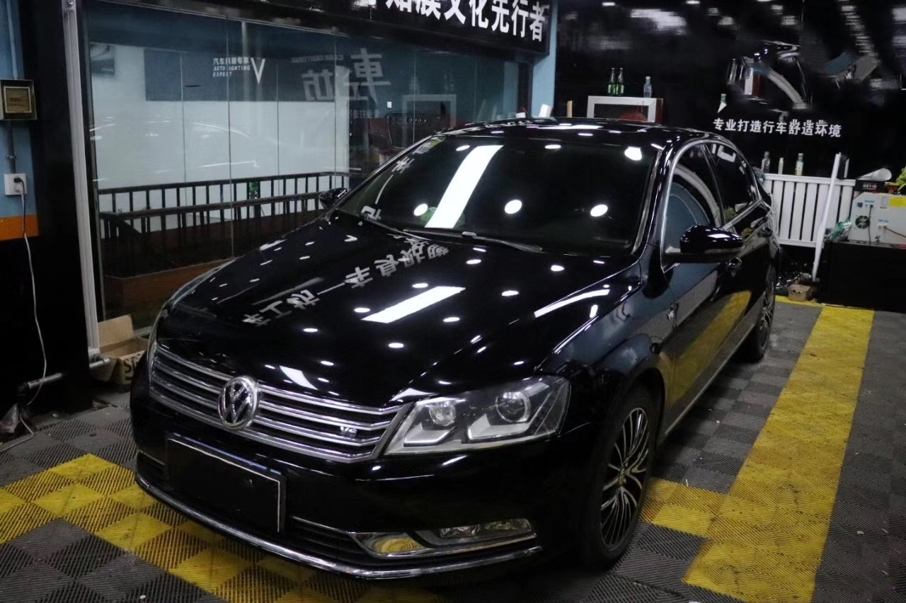 新车的字母标识放在了车标下面,提升了高级感,毕竟不是所有大众车型的