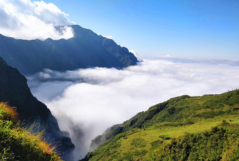 昆明东川大牯牛山,乌蒙山最高峰,到处重岗绝壁高峰矗立苍翠欲滴