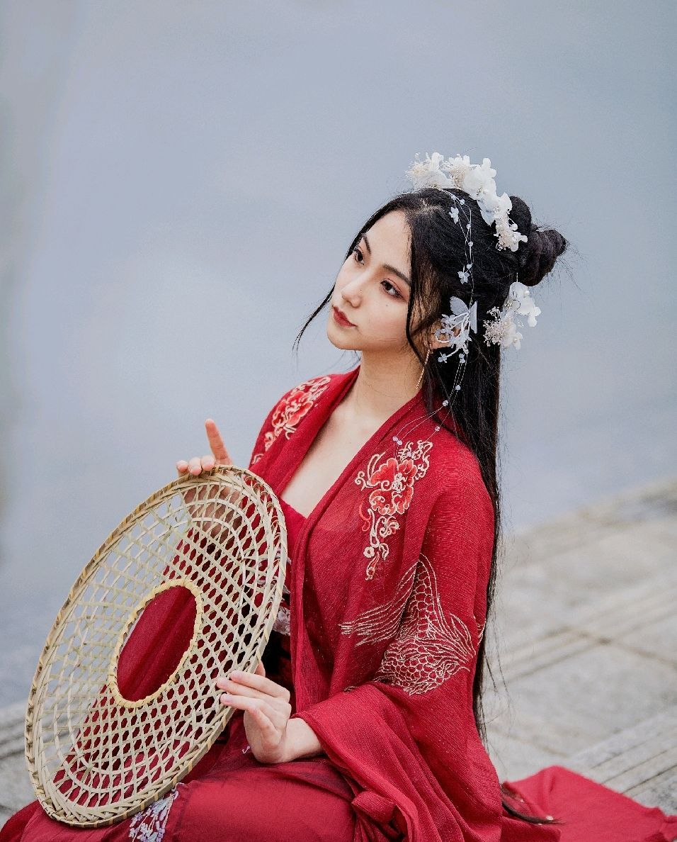 汉服:小姐姐一身红衣花嫁,惊艳了时光,好想娶回家呀!_高清图集_新浪网