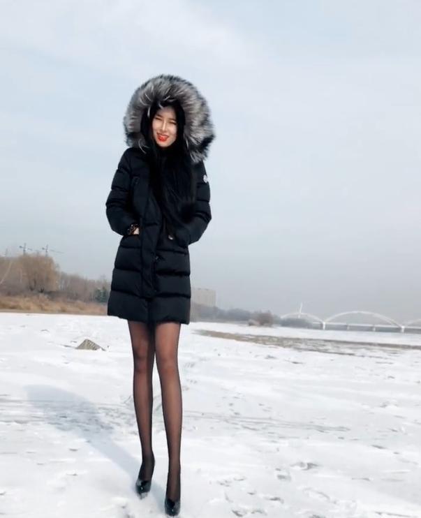 雪景中的网红小姐姐,给人一种"冰美人"形象