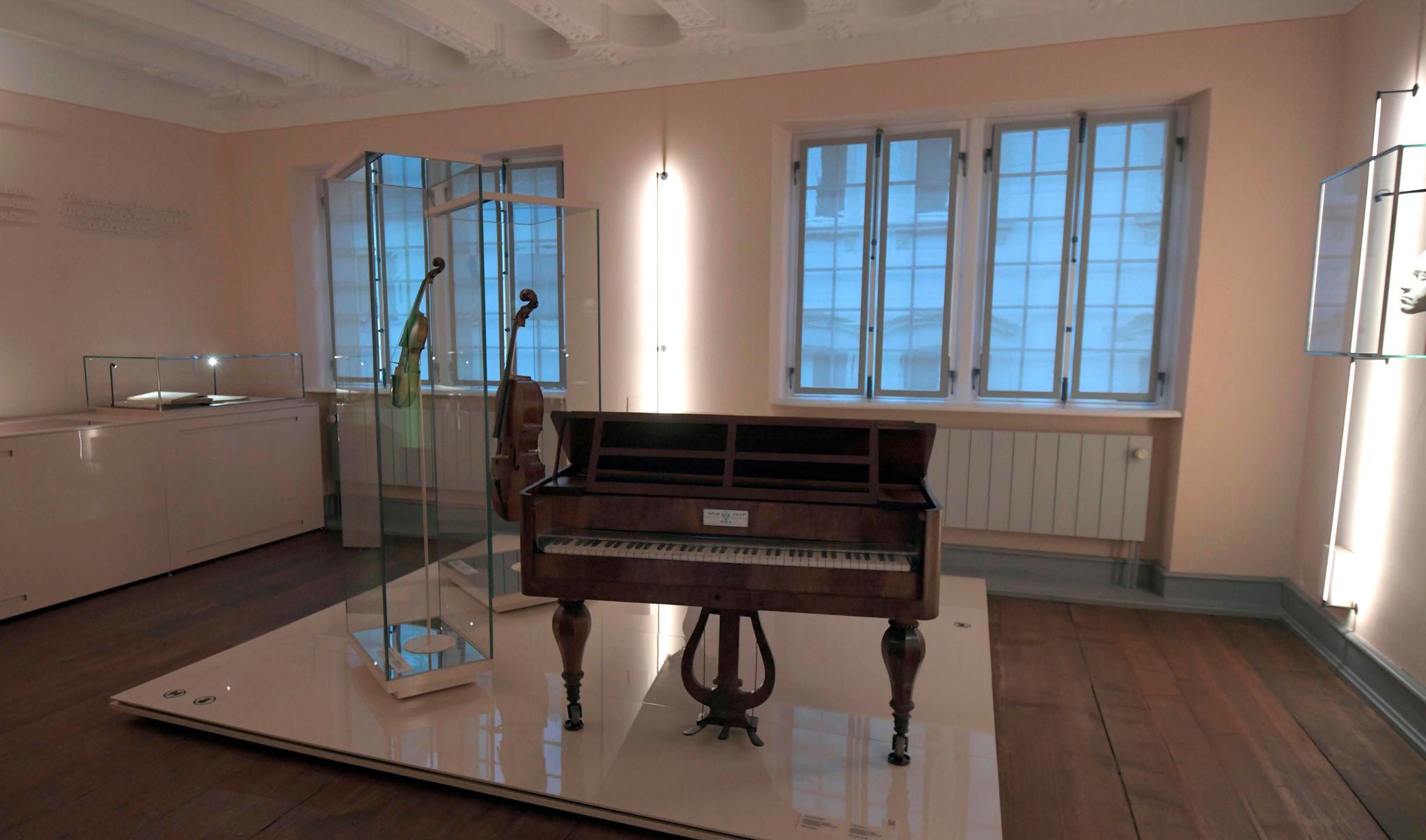 这是12月13日在德国波恩的贝多芬故居花园拍摄的贝多芬半身像