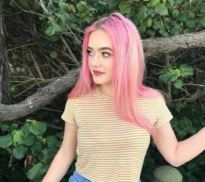 乌克兰粉色头发小姐姐,看起来酷酷的~如果我是粉头发肯定很非