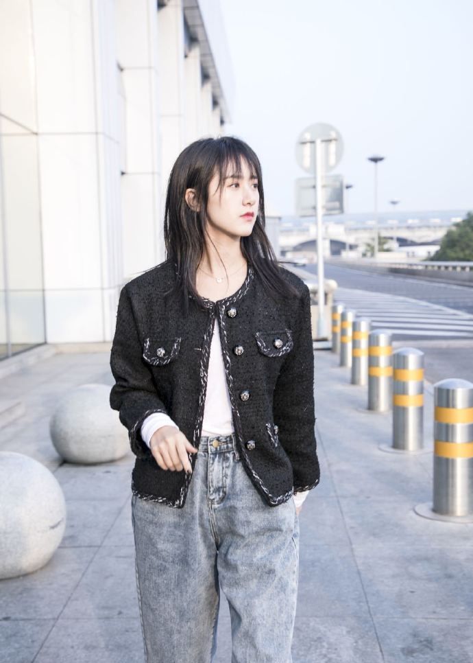袁冰妍小香风外套,搭配宽松牛仔裤机场街拍,今日份黑长直大美女