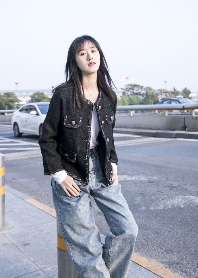 袁冰妍小香风外套,搭配宽松牛仔裤机场街拍,今日份黑长直大美女