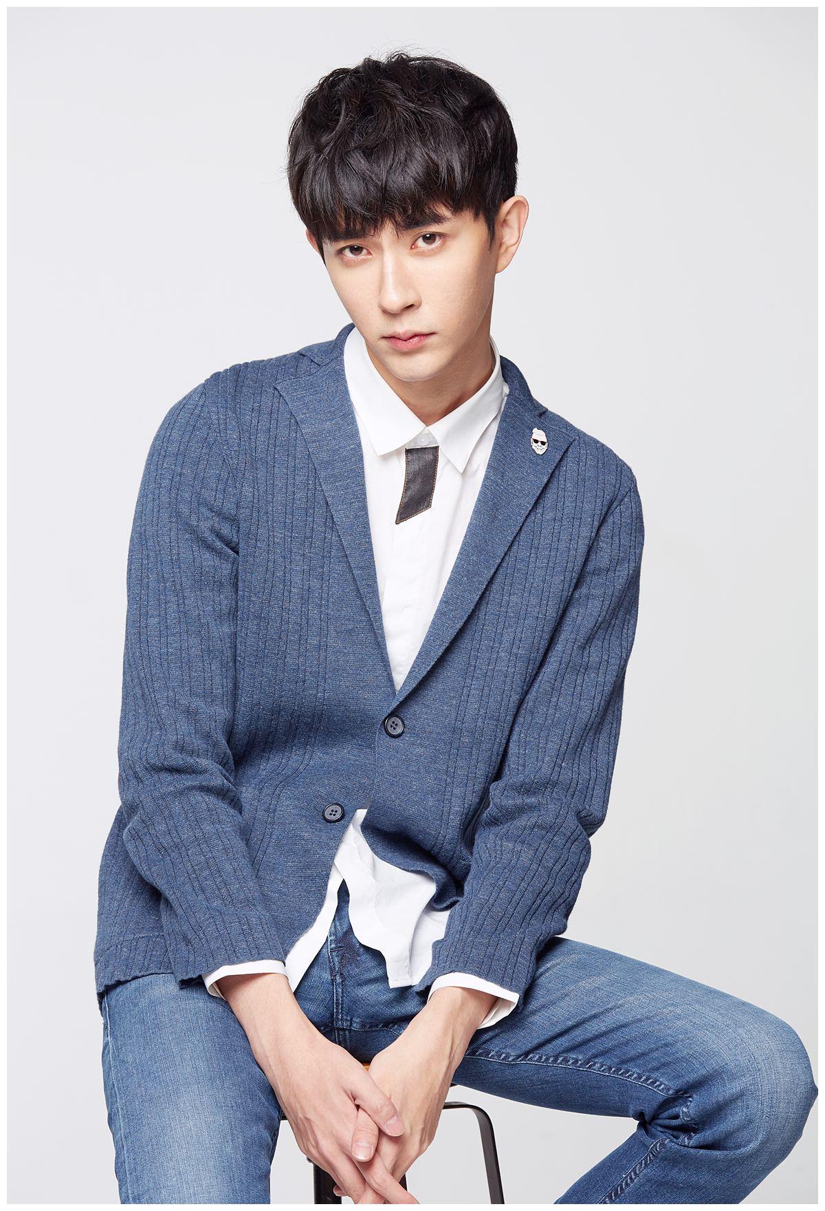 32岁的古装男神来自于新疆乌鲁木齐当之无愧的女人收割机