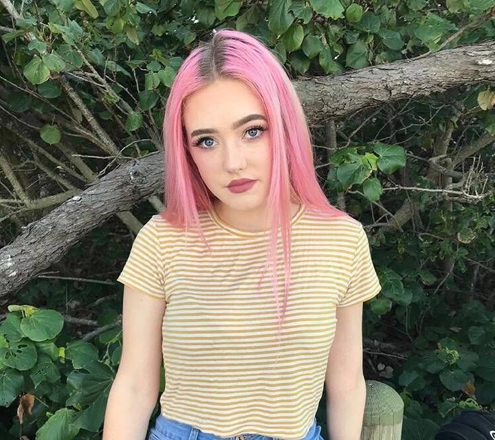 乌克兰粉色头发小姐姐,看起来酷酷的~如果我是粉头发肯定很非