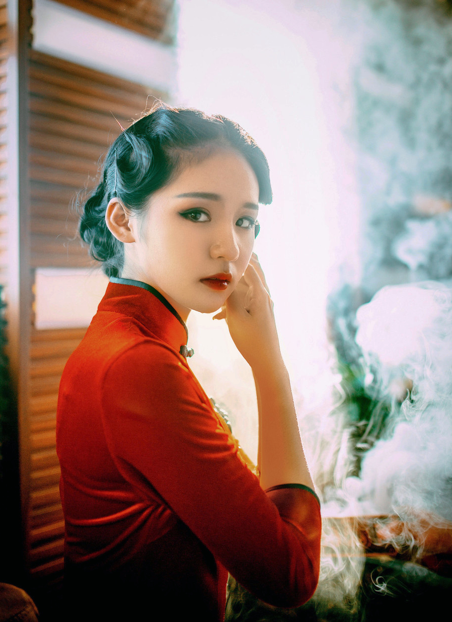 灯光下一个有着旧时代装的美艳女子