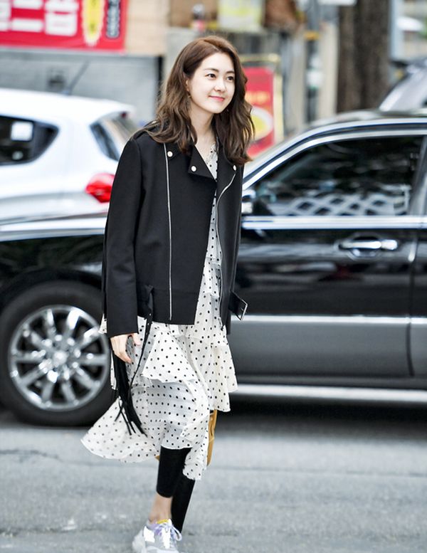 李瑶媛混搭有一套流苏夹克衫波点裙运动鞋活力又时髦