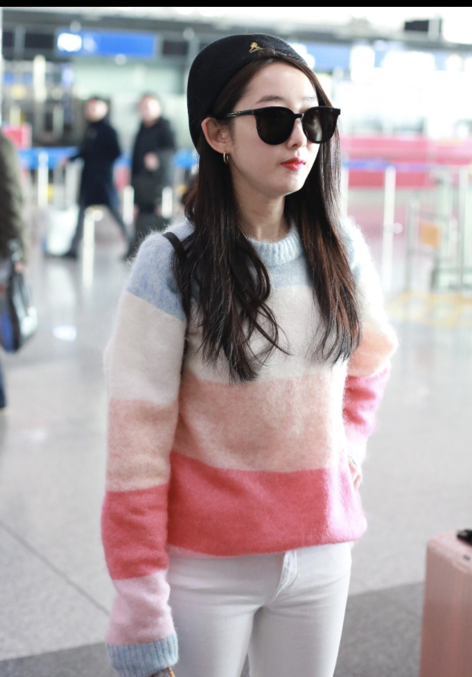 蒋梦婕穿拼接毛衣搭配白色长裤现身 噘嘴卖萌展现俏皮可爱一面