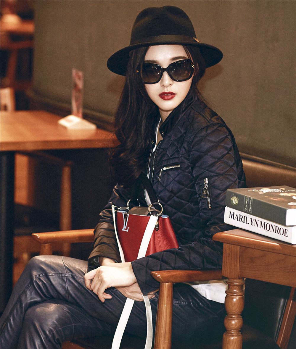 唐嫣的巴黎时尚街拍,皮裤包包和黑色上衣,彰显了女王的韵色