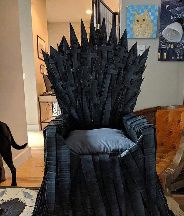 动手能力超强的铲屎官,用纸箱给猫咪做权力游戏的铁座椅