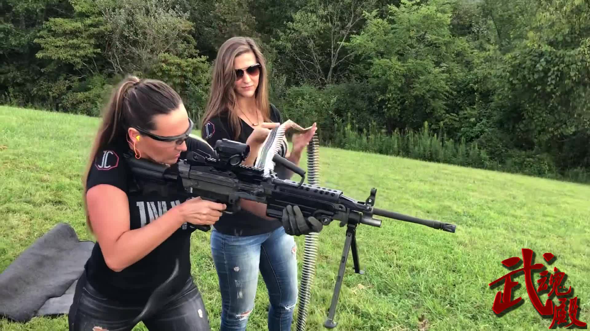 美女m249机枪持续射击,枪都打冒烟了 姑娘我敬你是条汉子