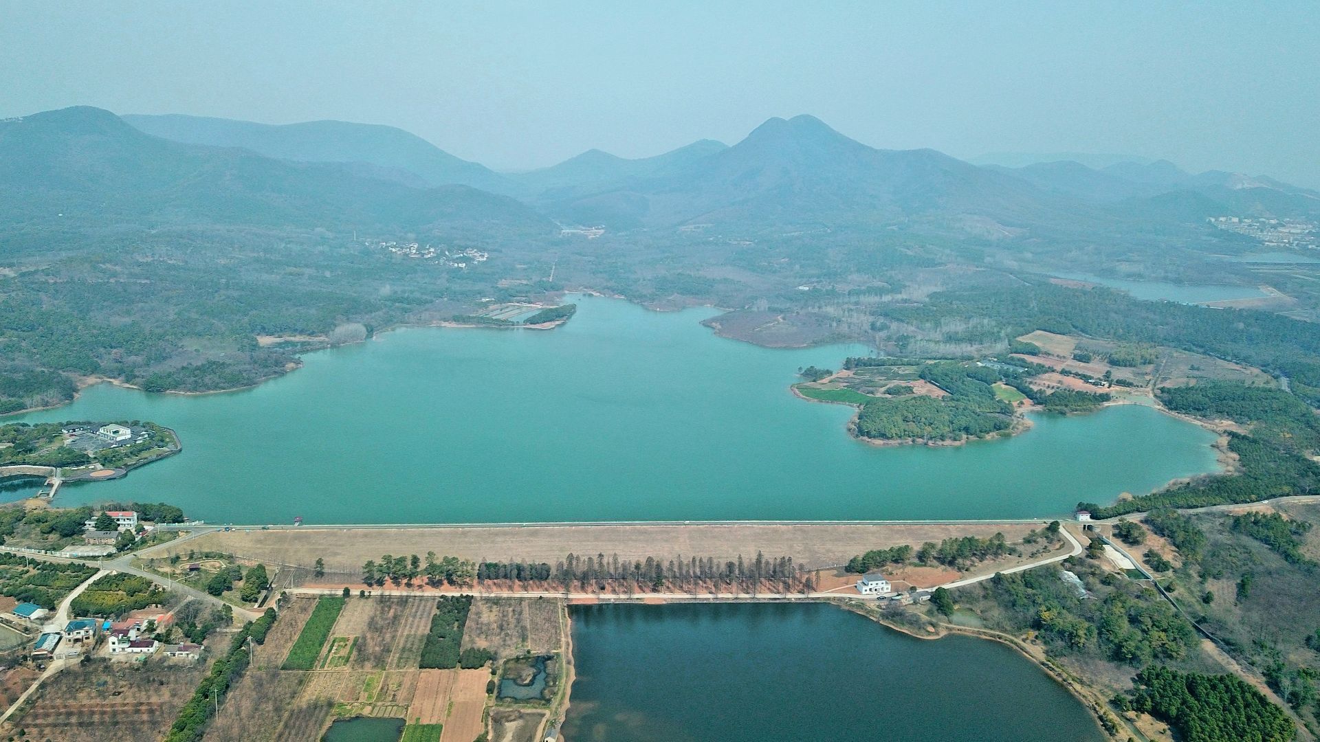 江苏省溧阳市网红景点溧阳1号公路又名彩虹公路和女神湖