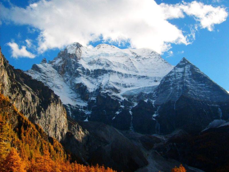 西藏自治区山南市贡布日神山西藏著名的神山之一