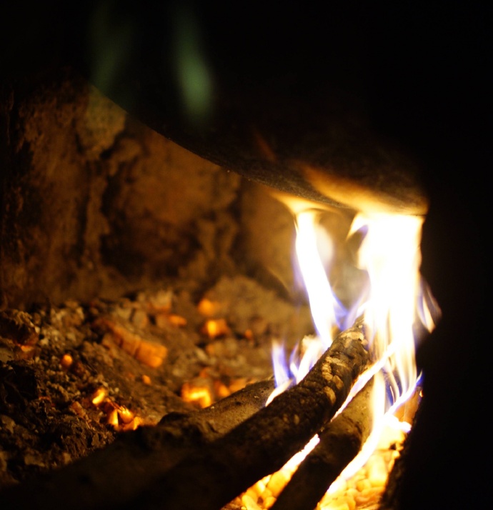 暖炉火旺汤正沸 幽窗棋罢酥饼添