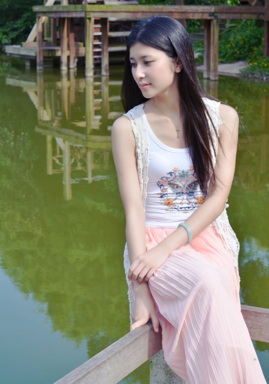 风景秀丽公园美景下的长发清秀女孩|人像|姑娘|摄影_新浪新闻