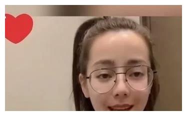 迪丽热巴自称全家最丑,不化妆关美颜录视频,似邻家妹妹