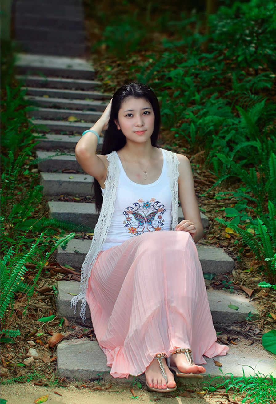 风景秀丽公园美景下的长发清秀女孩|人像|姑娘|摄影_新浪新闻