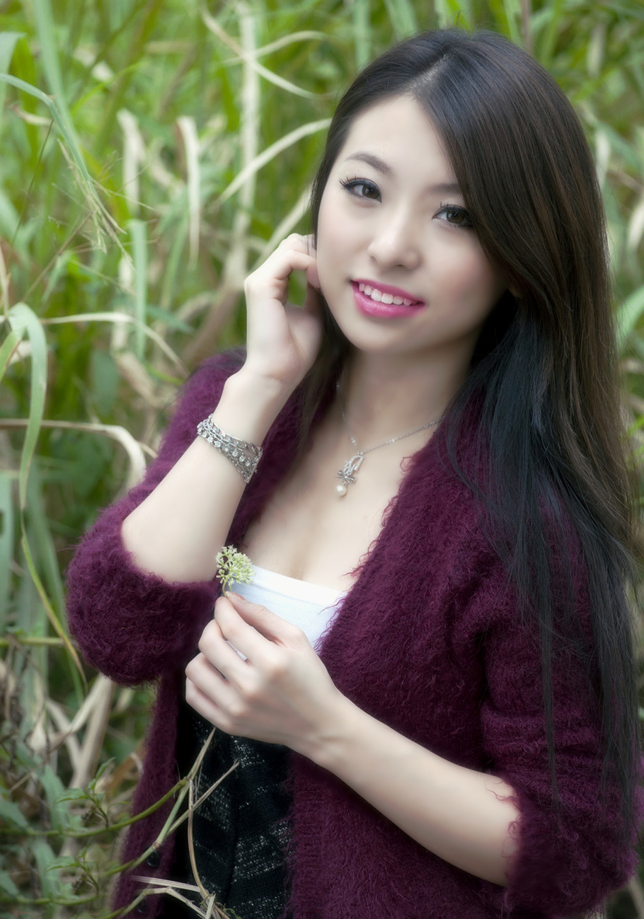 外景下一个长发飘飘的温情可爱姑娘