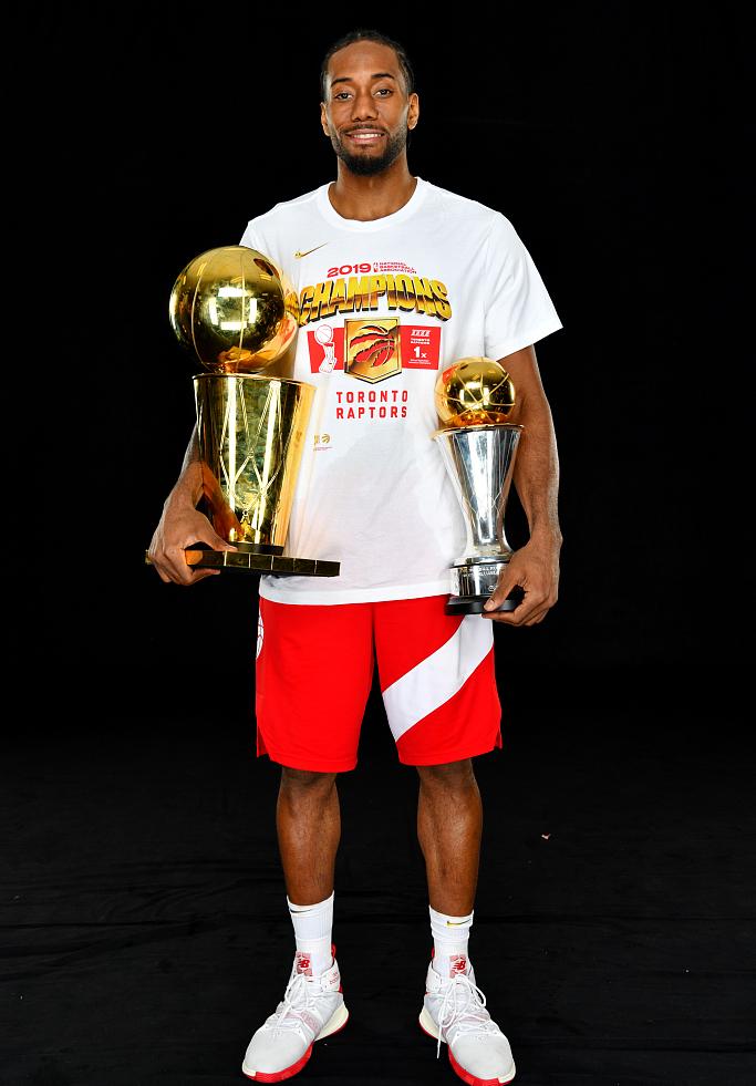 猛龙队夺冠定妆照林书豪亲吻冠军奖杯洛瑞玩儿自拍