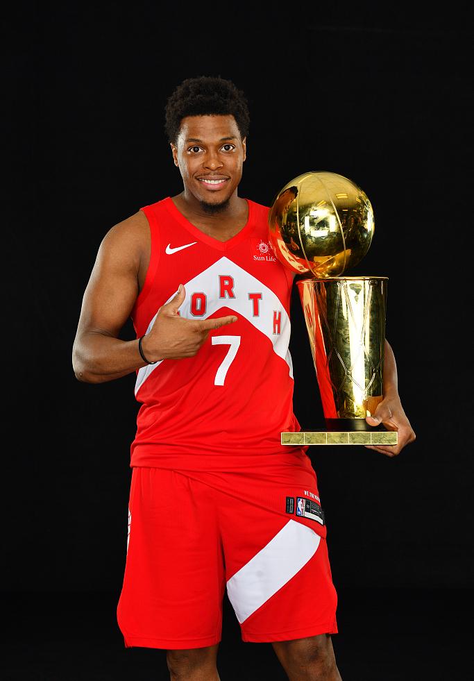 猛龙队夺冠定妆照林书豪亲吻冠军奖杯洛瑞玩儿自拍