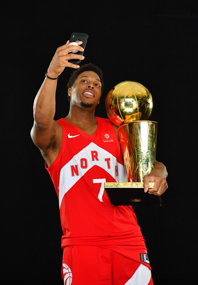 猛龙队夺冠定妆照林书豪亲吻冠军奖杯洛瑞玩儿自拍