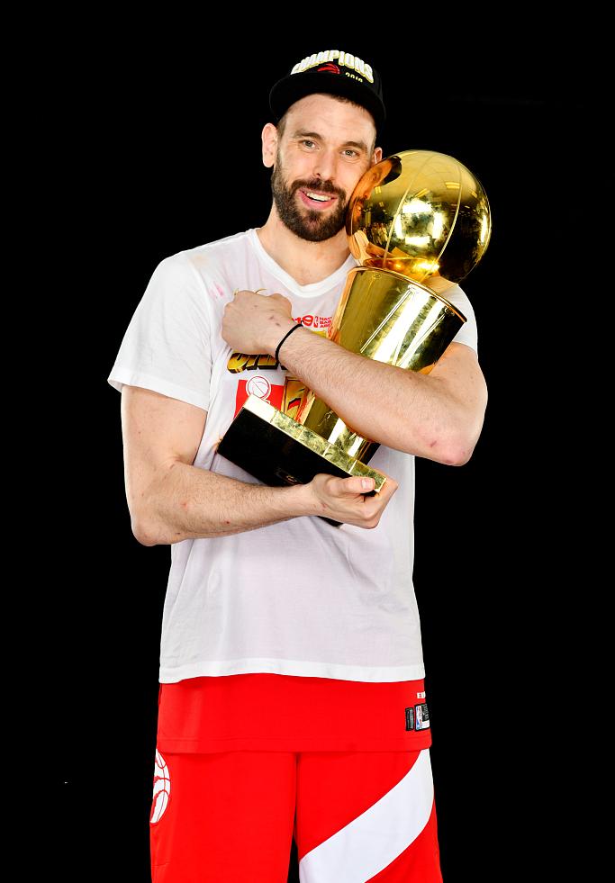 猛龙队夺冠定妆照林书豪亲吻冠军奖杯洛瑞玩儿自拍