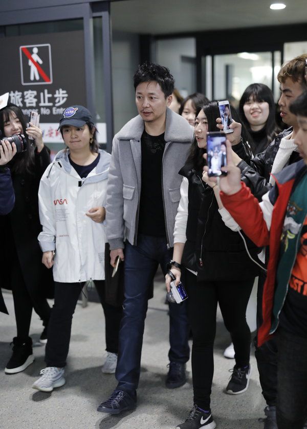 49岁刘奕君身材不输小鲜肉气质雅痞大叔机场挠痒痒萌萌哒