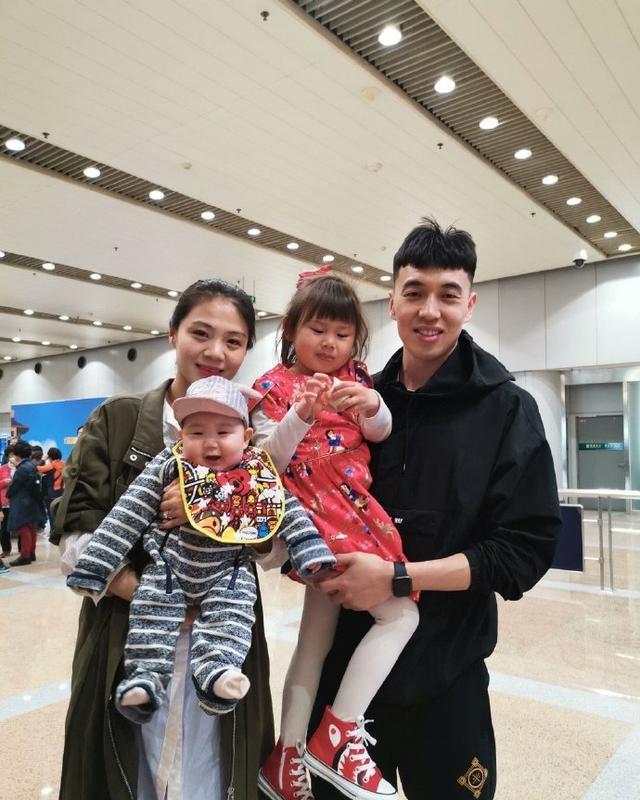 曾令旭32岁生日晒1家四口照片,4岁女儿身材高大,妻子是清华同学