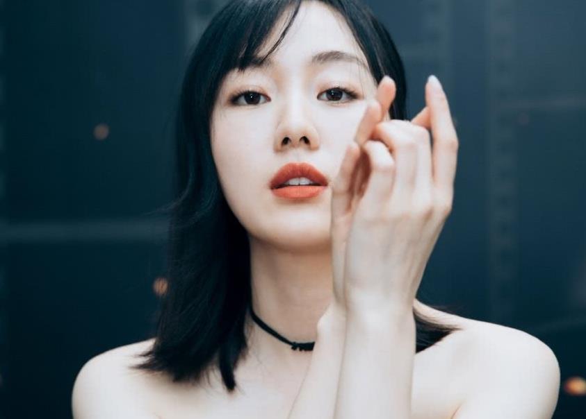 夏恩气质时尚靓丽,精致优雅,彰显独特魅力