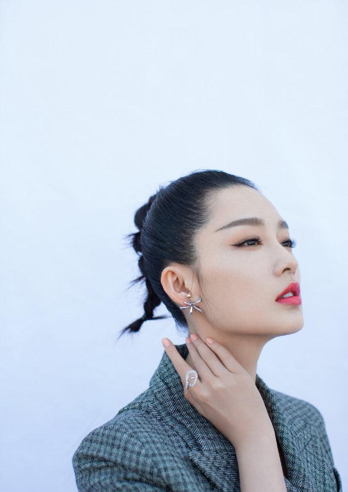 李沁高马尾搭配一袭西装短裙攻气十足,沁姑娘化身霸道女总裁