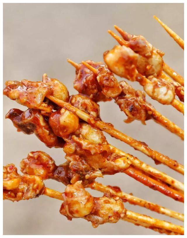 对了,他家的鱿鱼嘴一定要提前点哦,几乎一到晚上这种小串就会断货.